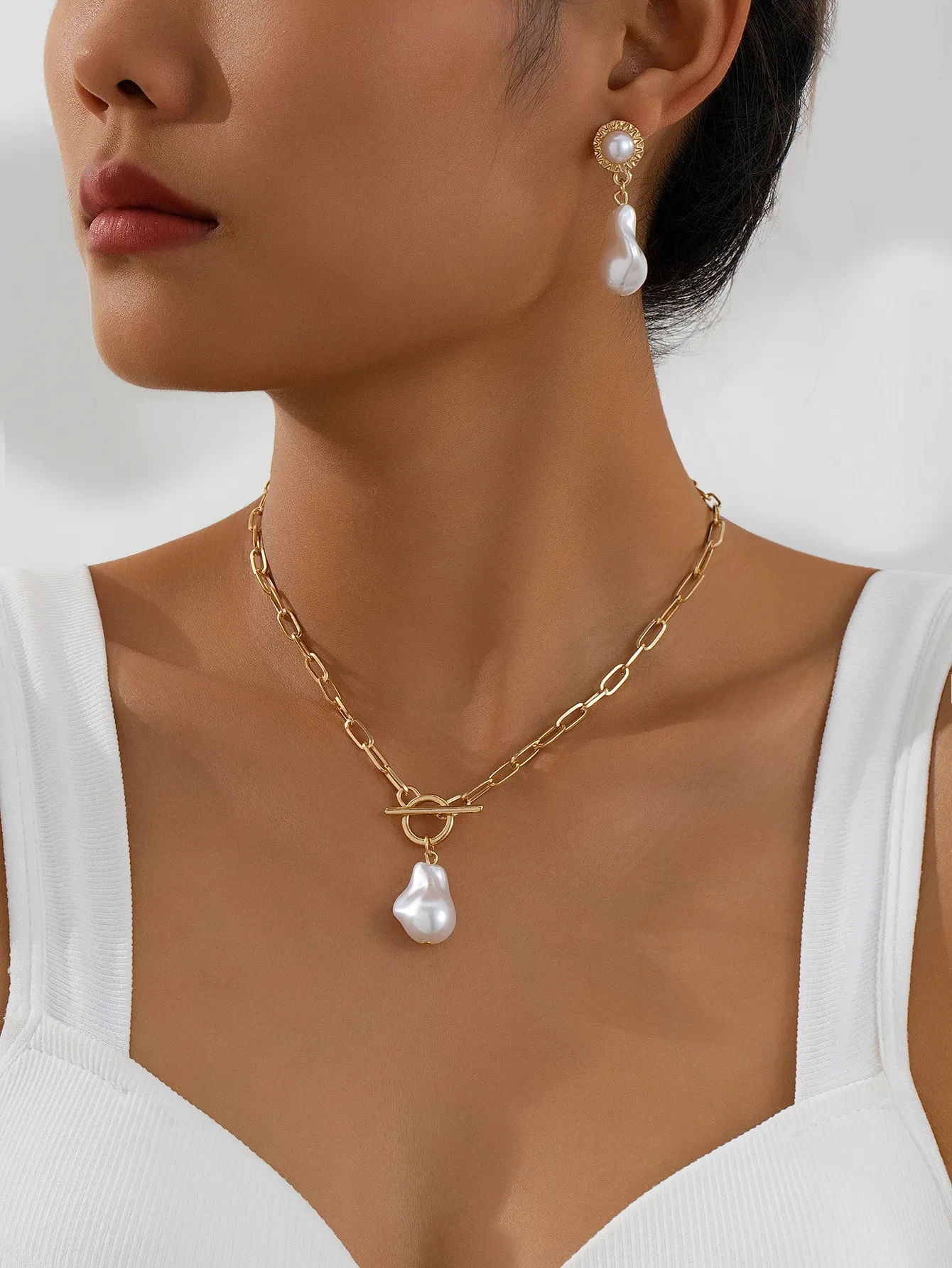Retro Baroque Pearl Pendant Necklace Ear Stud 2-piece Set