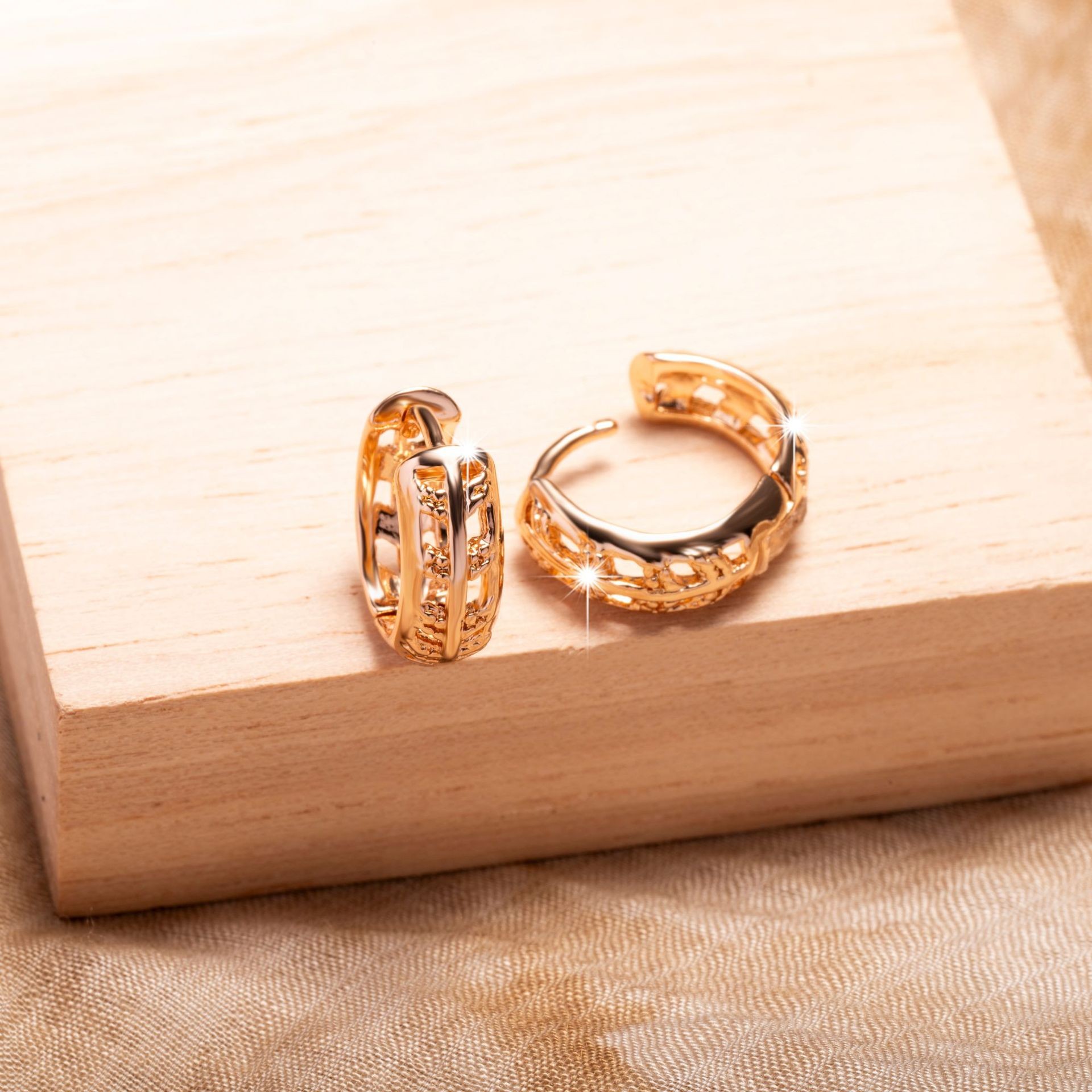 Small Niche High-end Leaf Hollowed Out High-end Earrings