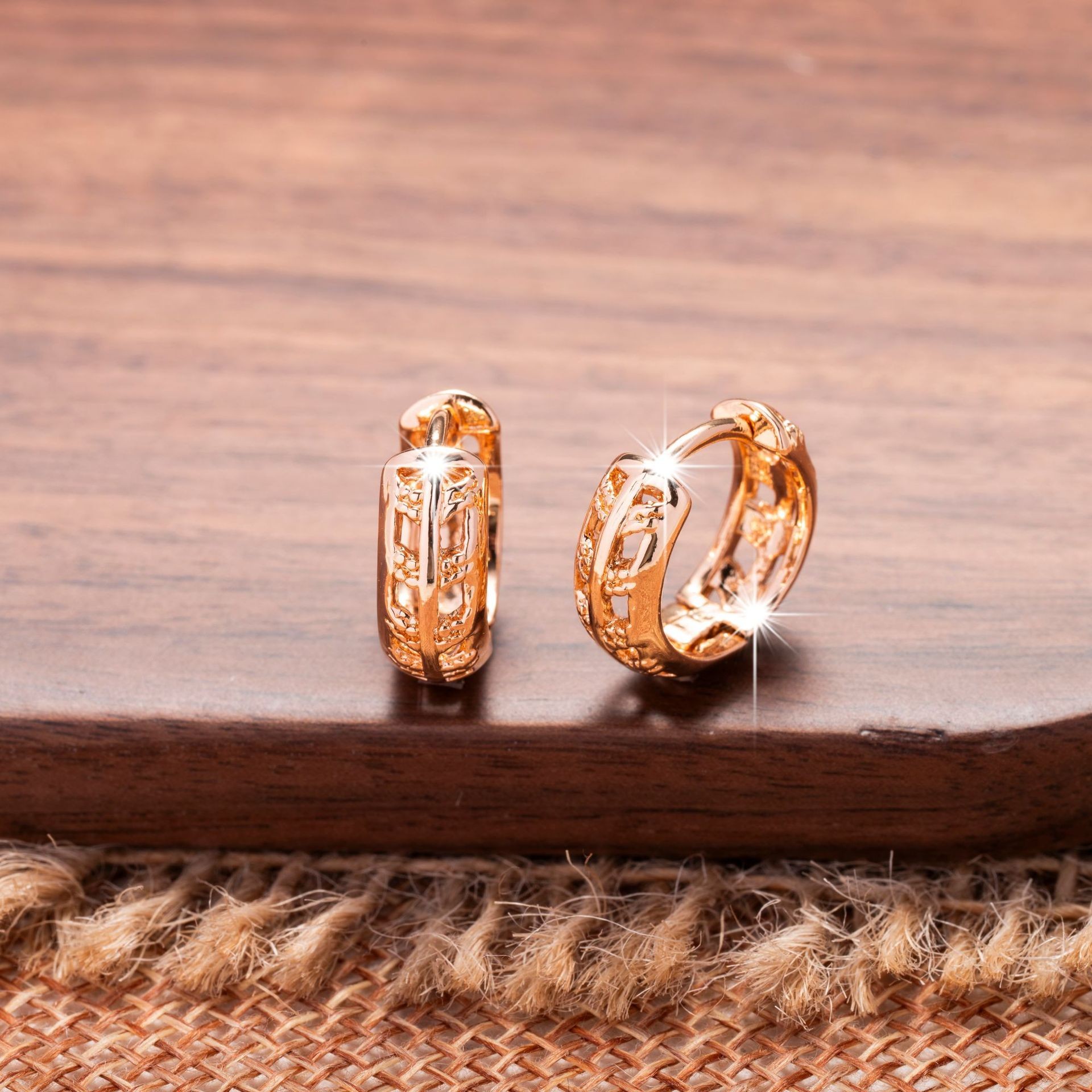 Small Niche High-end Leaf Hollowed Out High-end Earrings