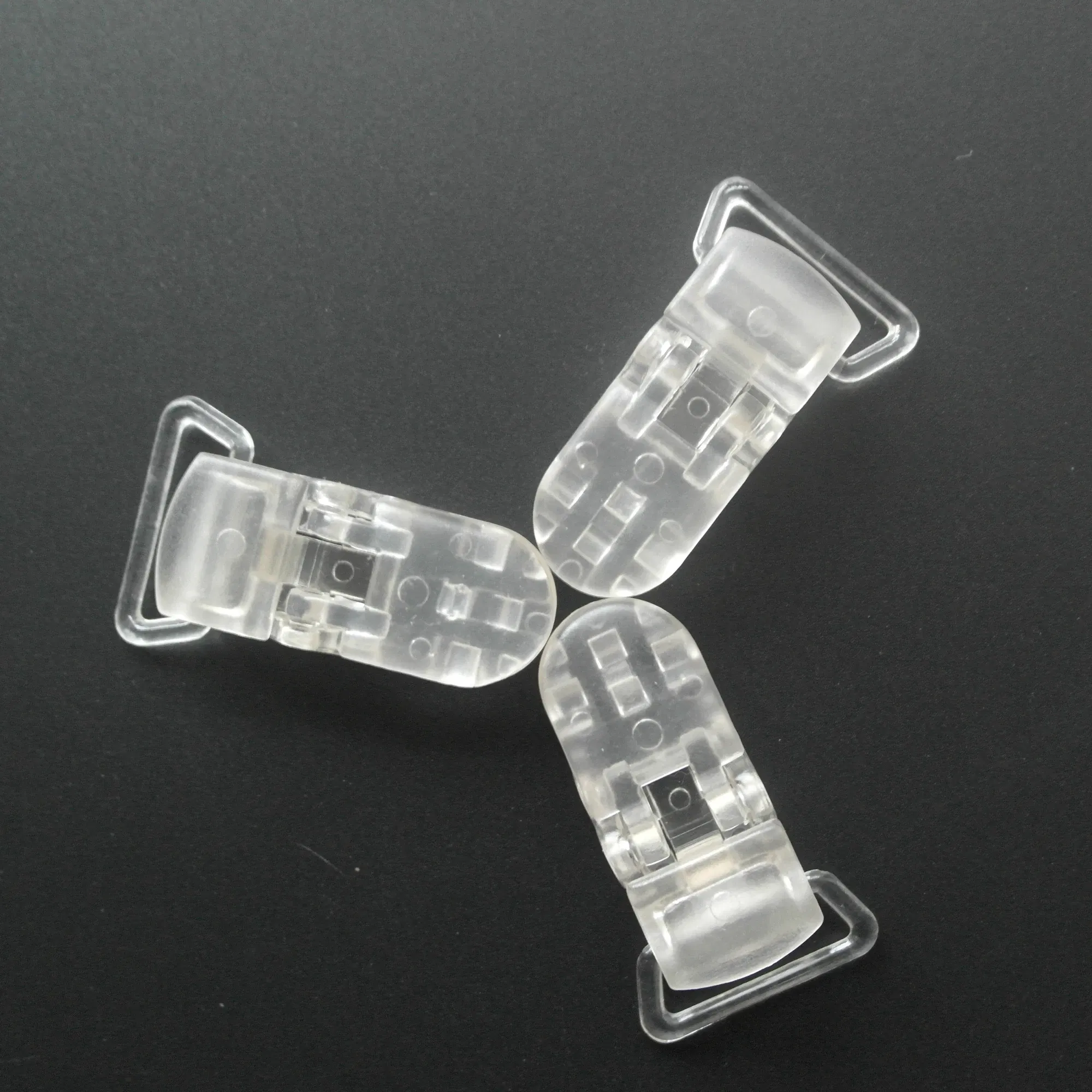 Color: Beige - Sutoyuen 40pcs Hot D Shape Kam Plastic Pacifier Clips Plastic Baby Soother Dummy Suspender Chain Holder Clips for 20mm Ribbon