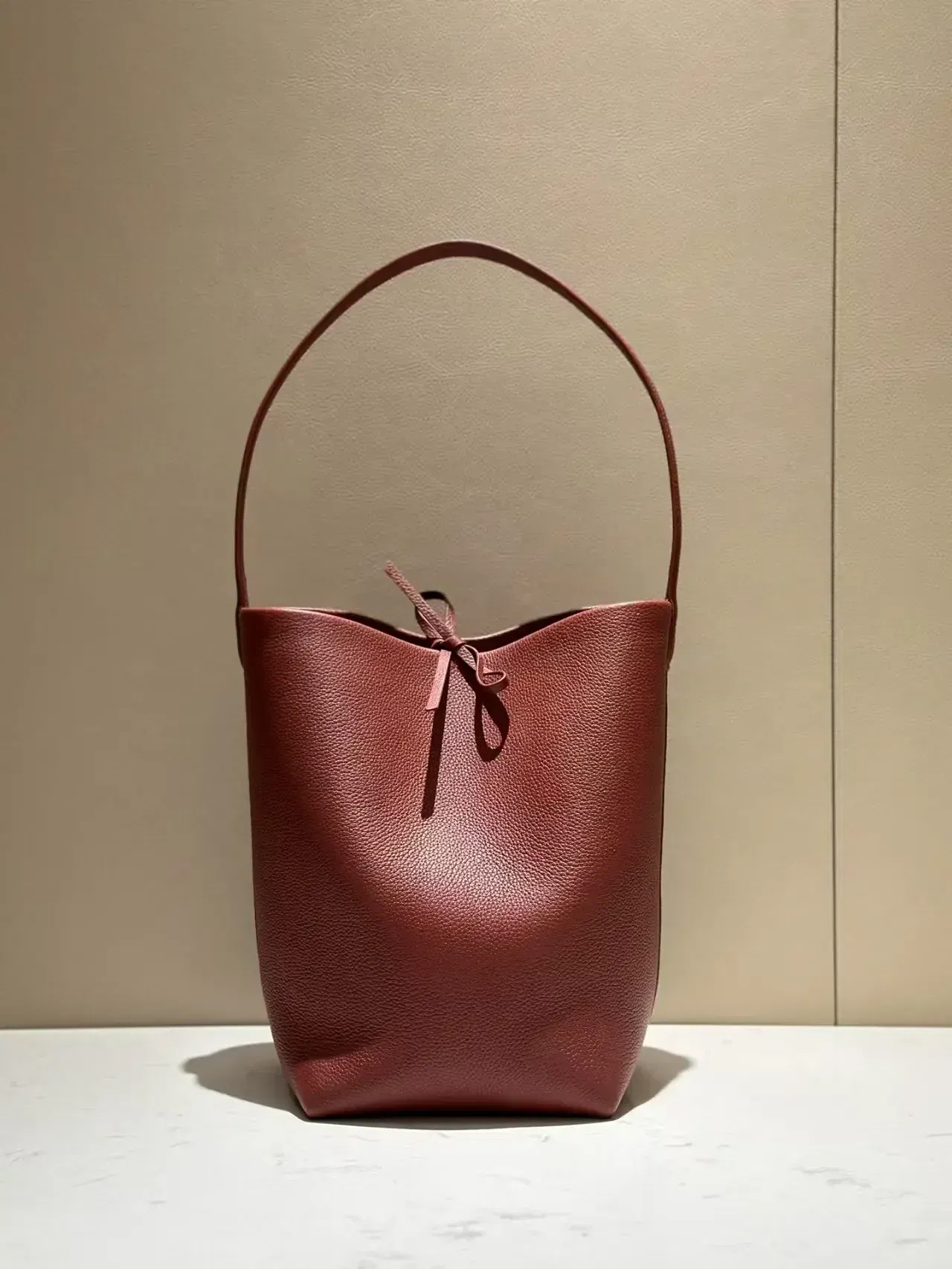 Color: Blue, Size: Extra Large - 24ss High Quality Classic Water Bucket Bag Lychee Patterned Top Layer Cowhide Shoulder Bag Women's Commuting Bag Large capacity