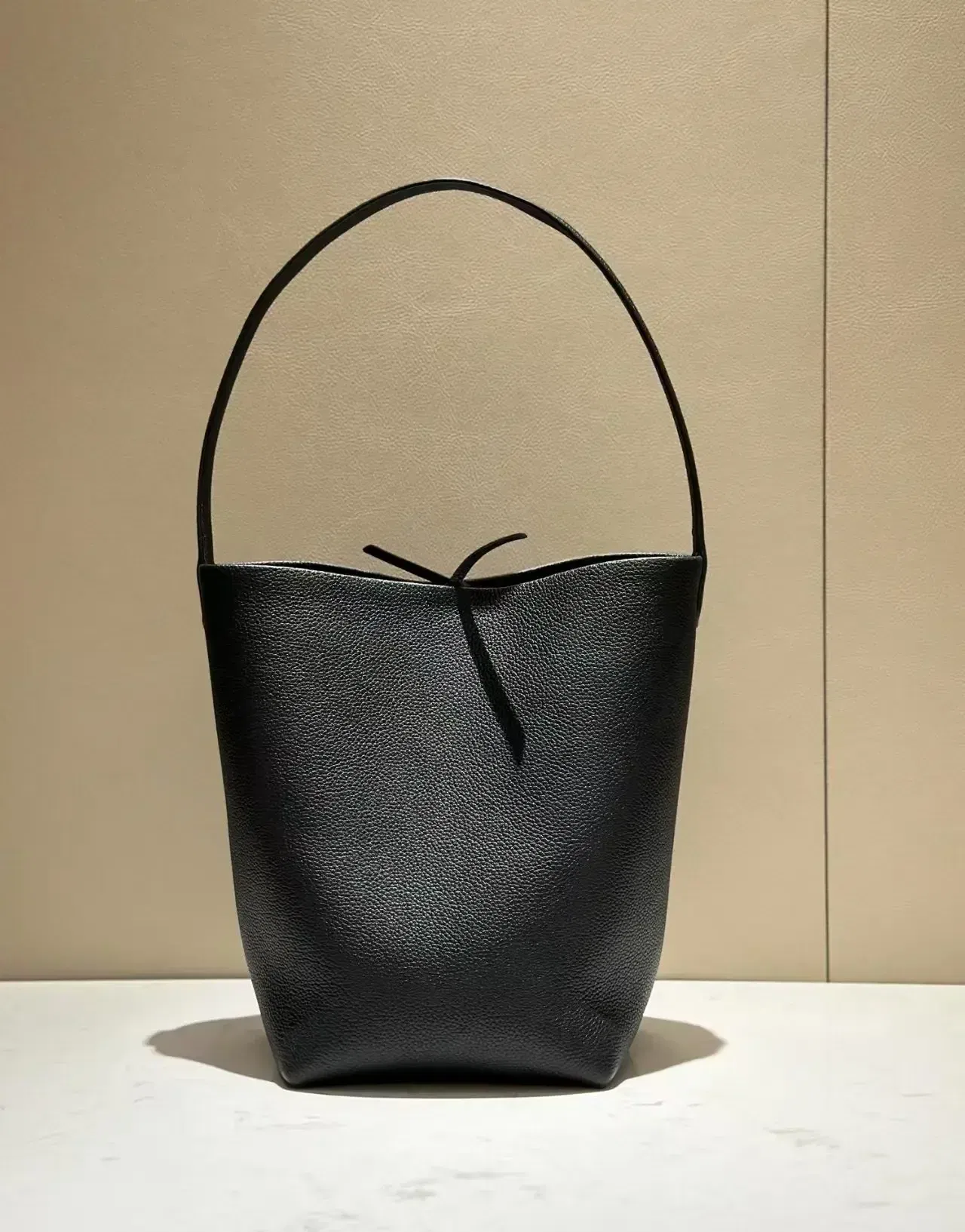 Color: Blue, Size: Extra Large - 24ss High Quality Classic Water Bucket Bag Lychee Patterned Top Layer Cowhide Shoulder Bag Women's Commuting Bag Large capacity