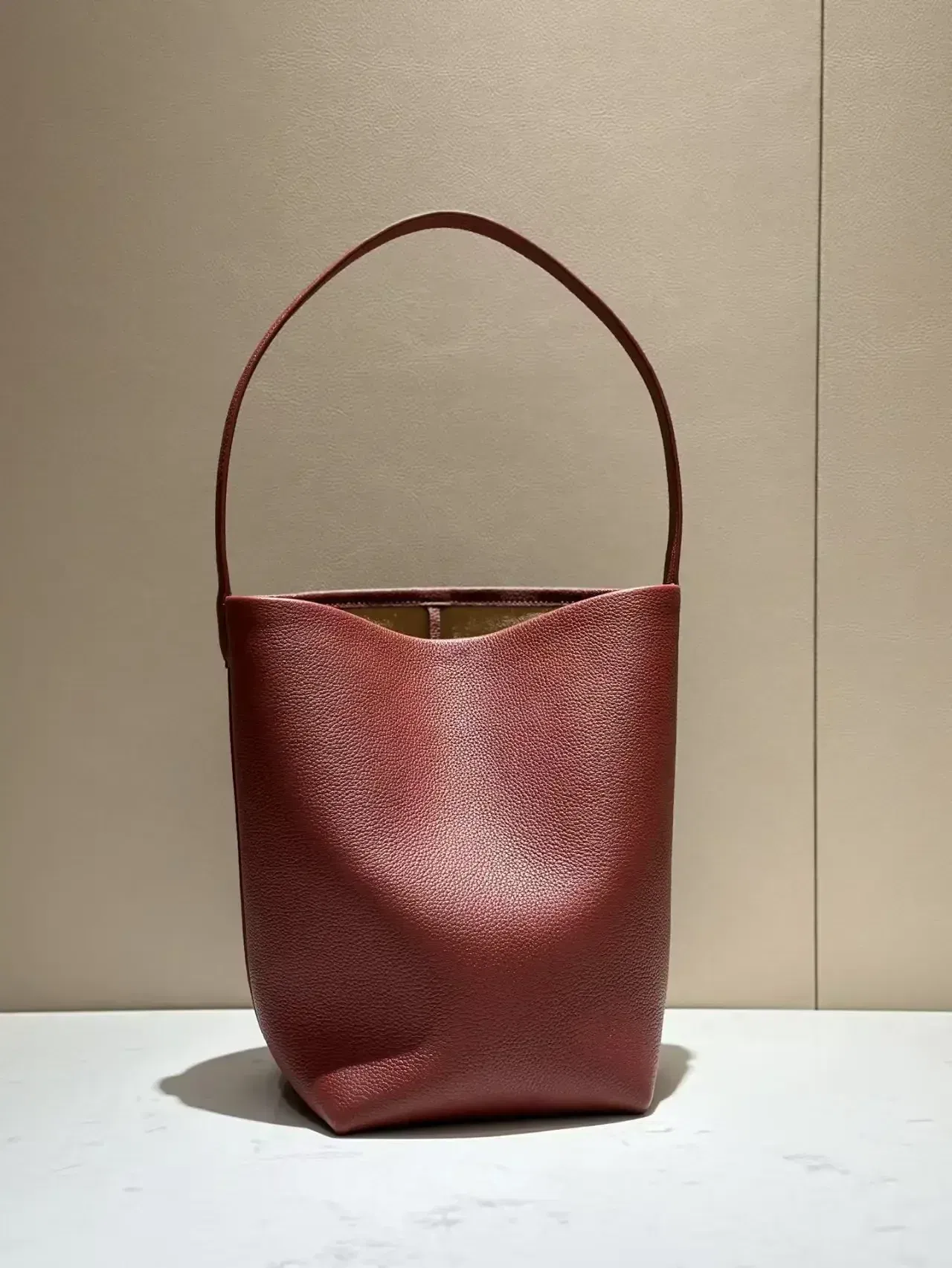 Color: Red, Size: Extra Large - 24ss High Quality Classic Water Bucket Bag Lychee Patterned Top Layer Cowhide Shoulder Bag Women's Commuting Bag Large capacity