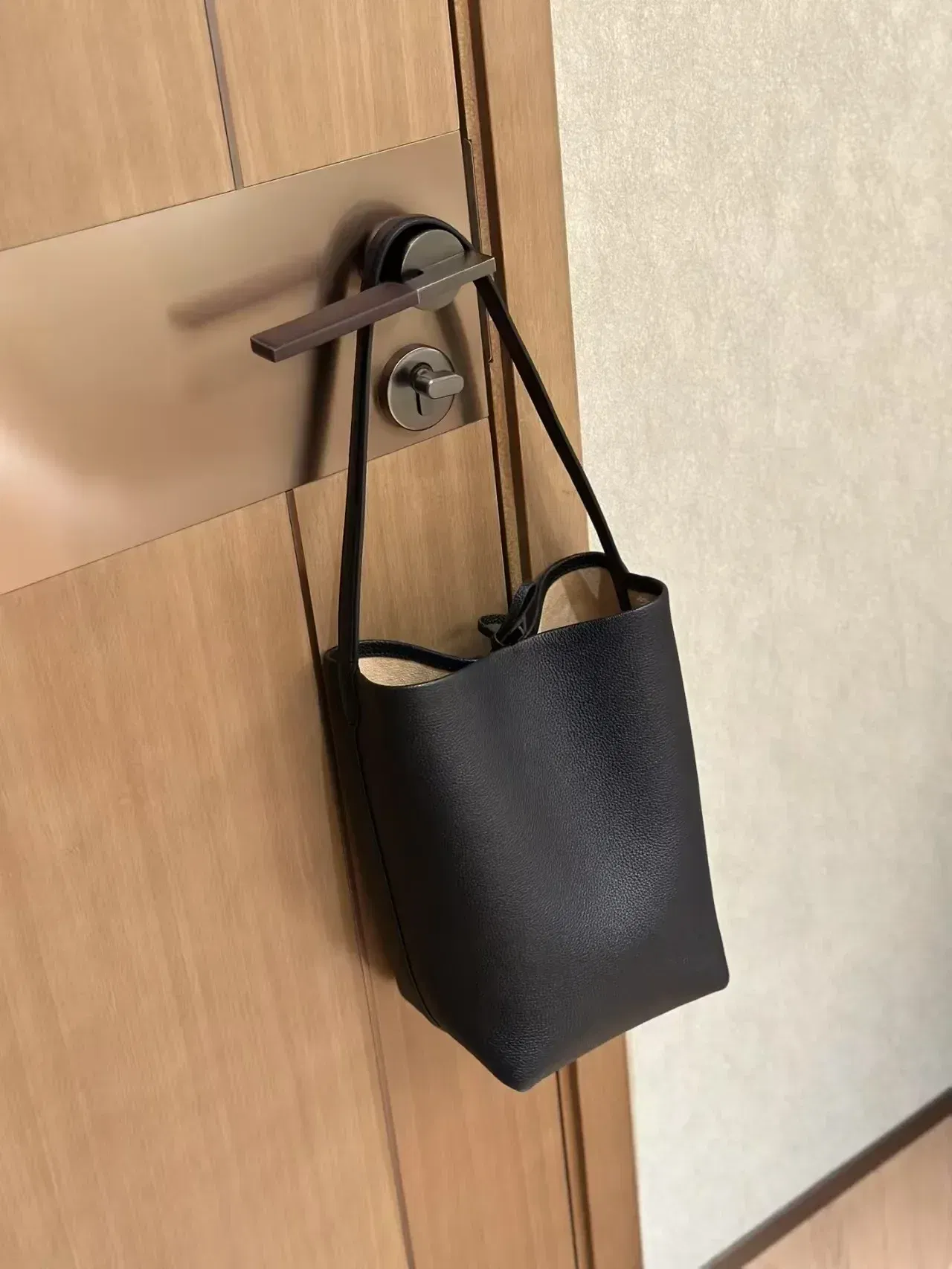 Color: Red, Size: Extra Large - 24ss High Quality Classic Water Bucket Bag Lychee Patterned Top Layer Cowhide Shoulder Bag Women's Commuting Bag Large capacity