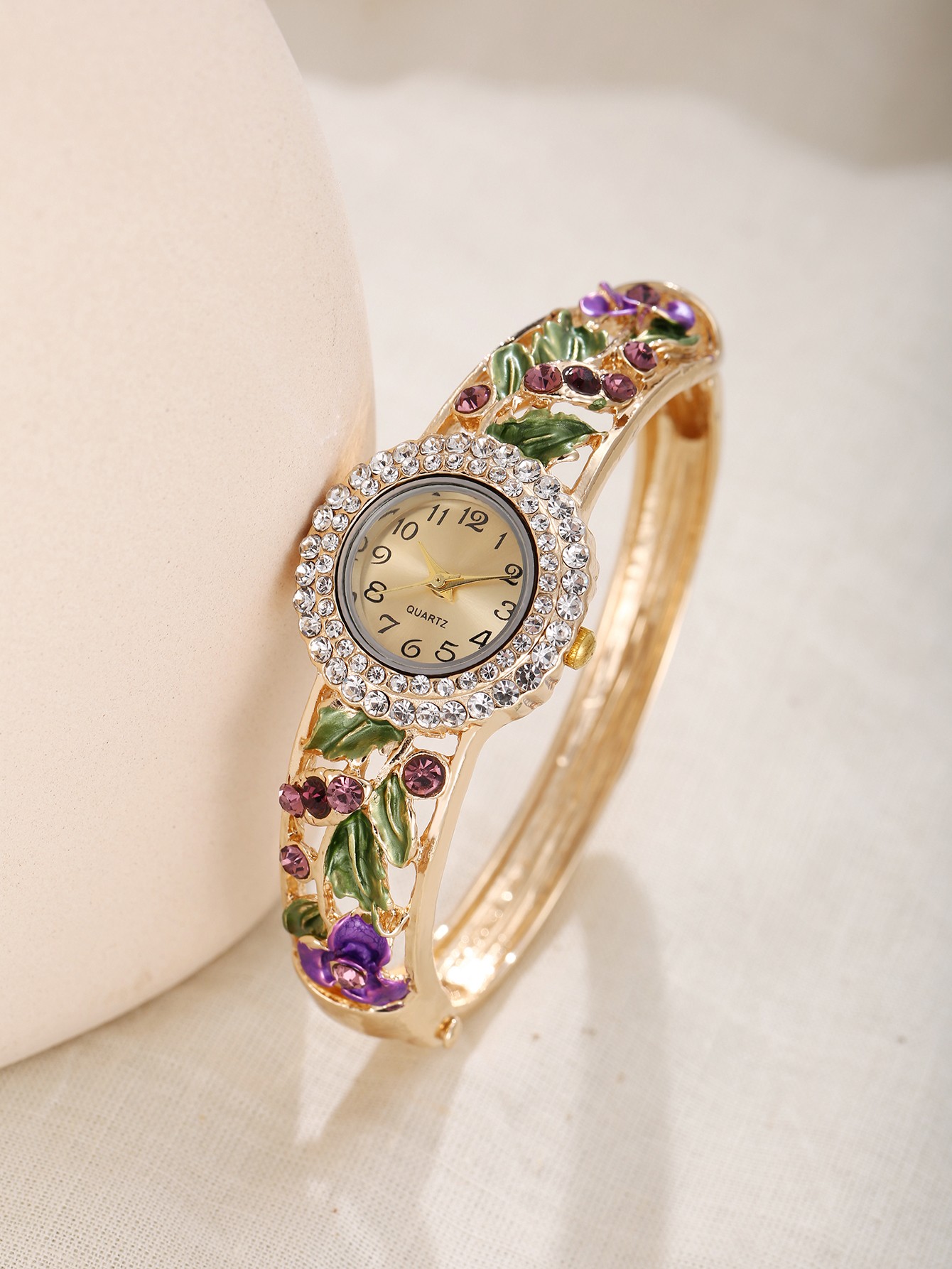 Womens New Retro Light Luxury Rare Quartz Bracelet Watch