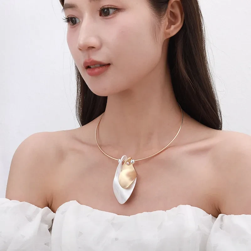 Simple Niche Clavicle Chain Geometric Pendant