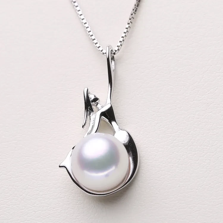 Freshwater pearl pendant