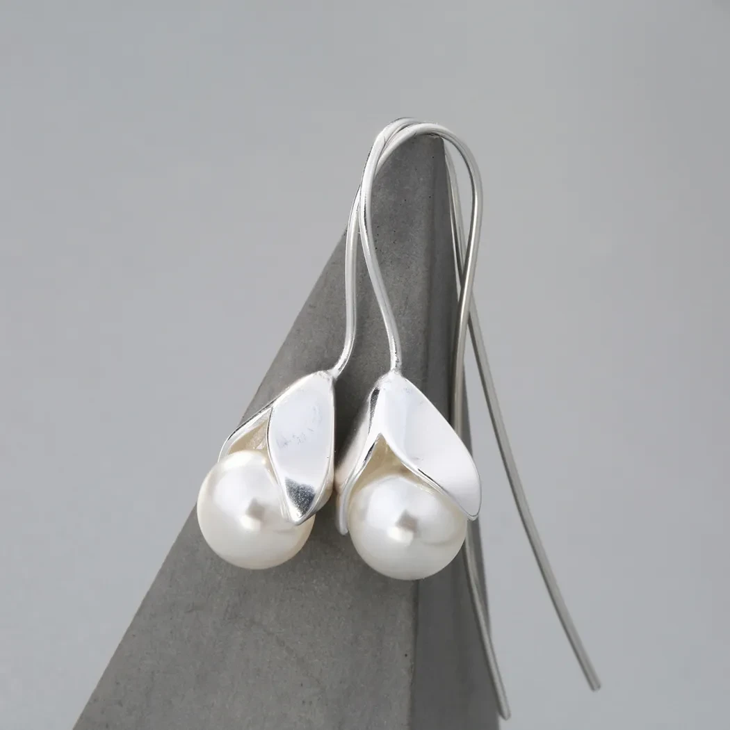 Long pendant pearl earrings
