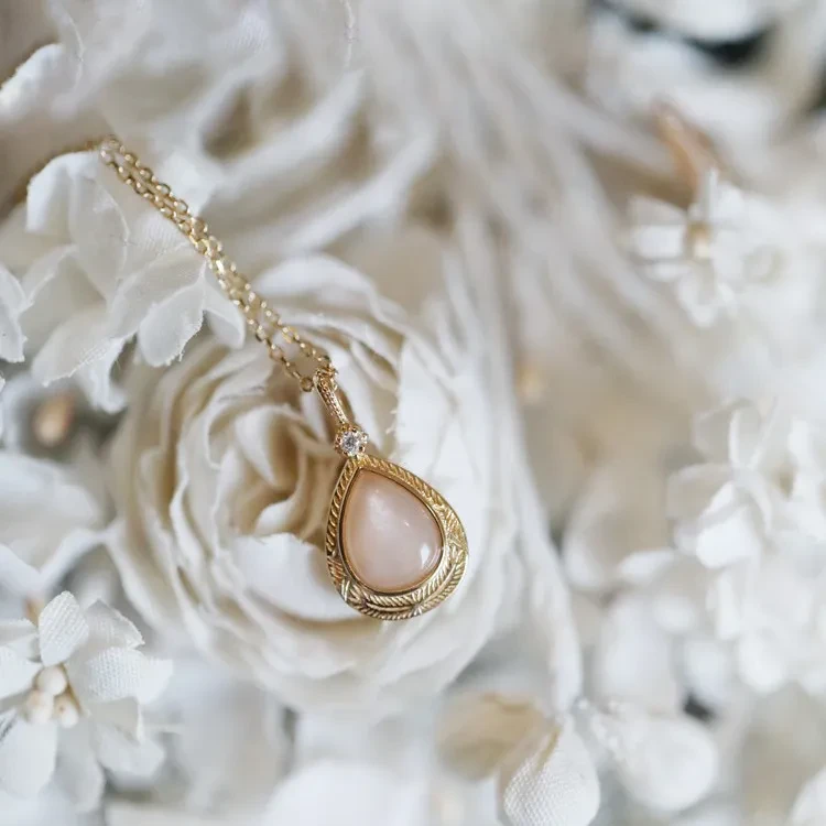 Fashion Drop Shaped Pendant Necklace