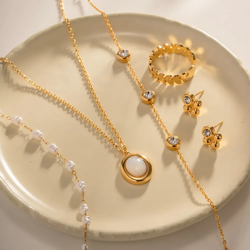 Ladies Oval Opal Pendant Necklace
