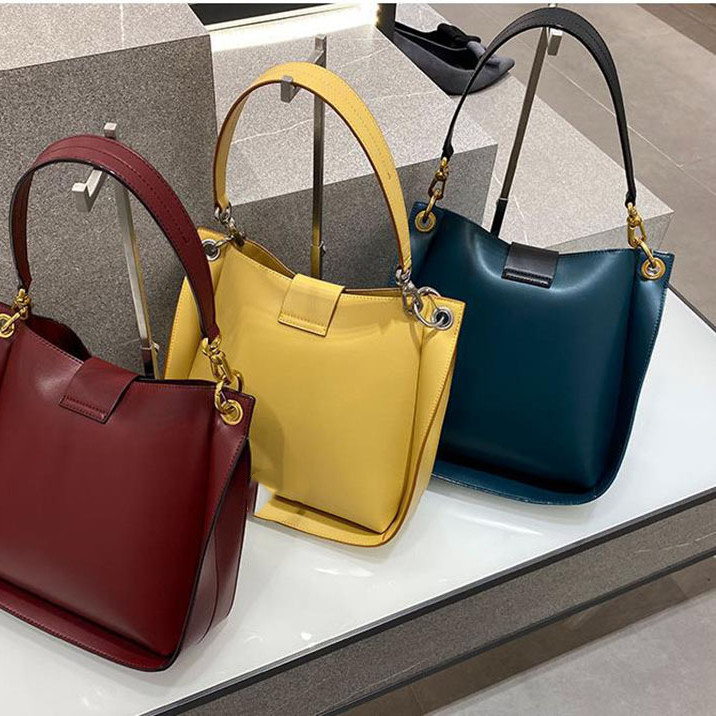 Rectangular Round Buckle Axe-shaped Tote Bag