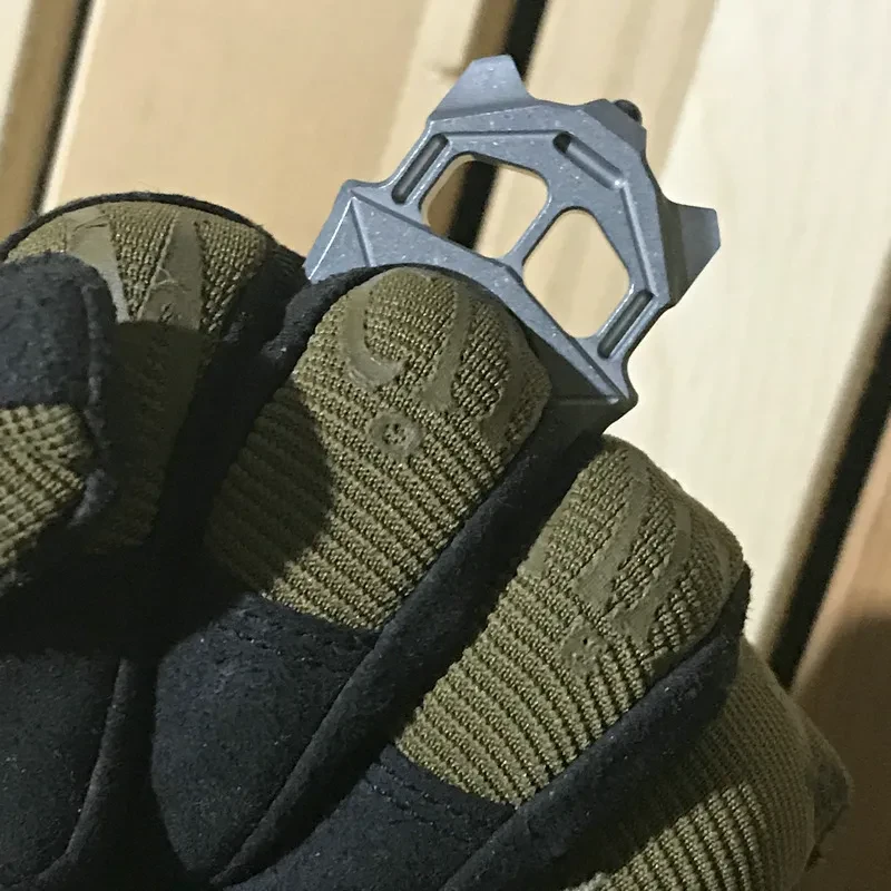 Ceramic Life-saving Finger Buckle Key Chain With Broken Window