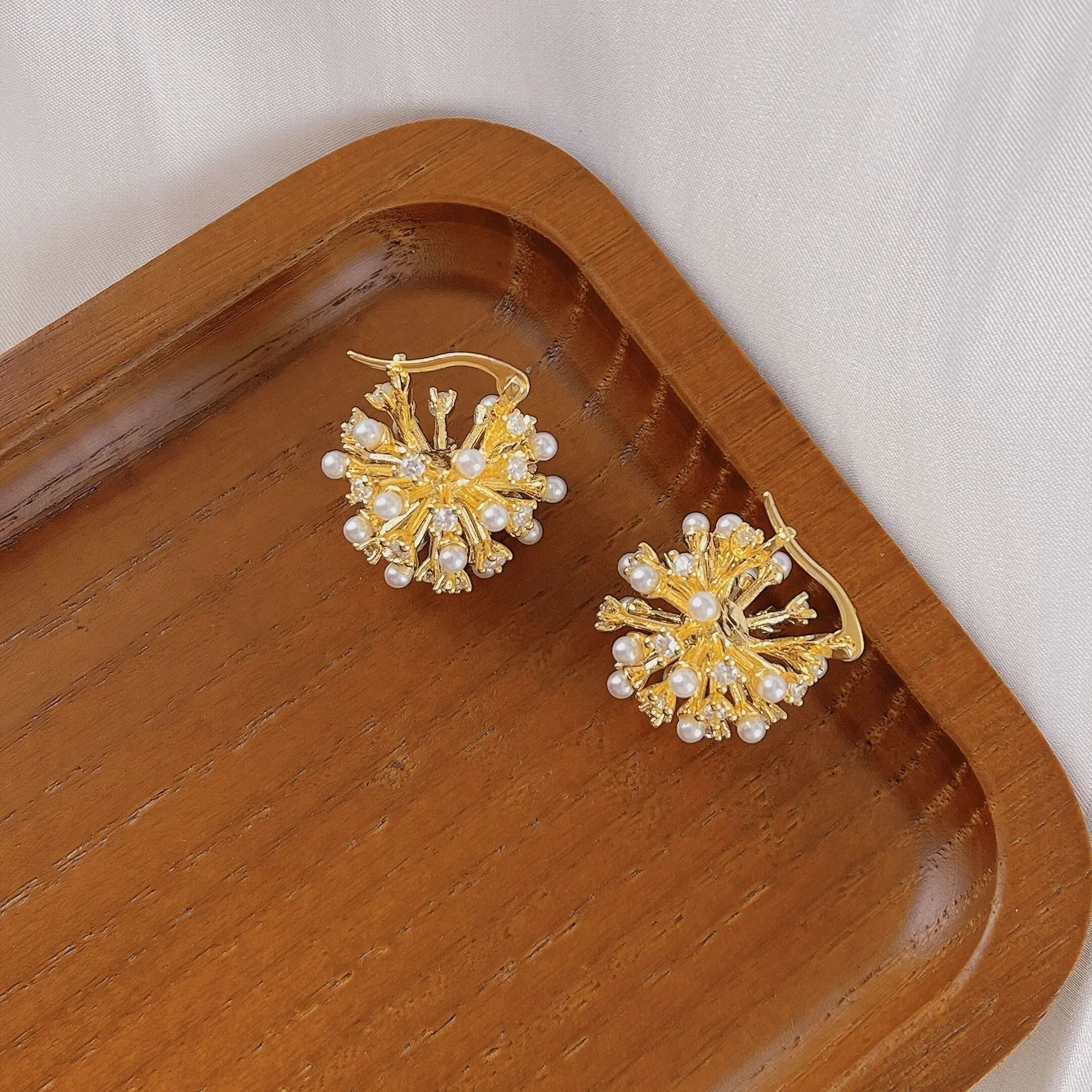Retro Unique Design Zircon Pearl Fireworks Ear Clip