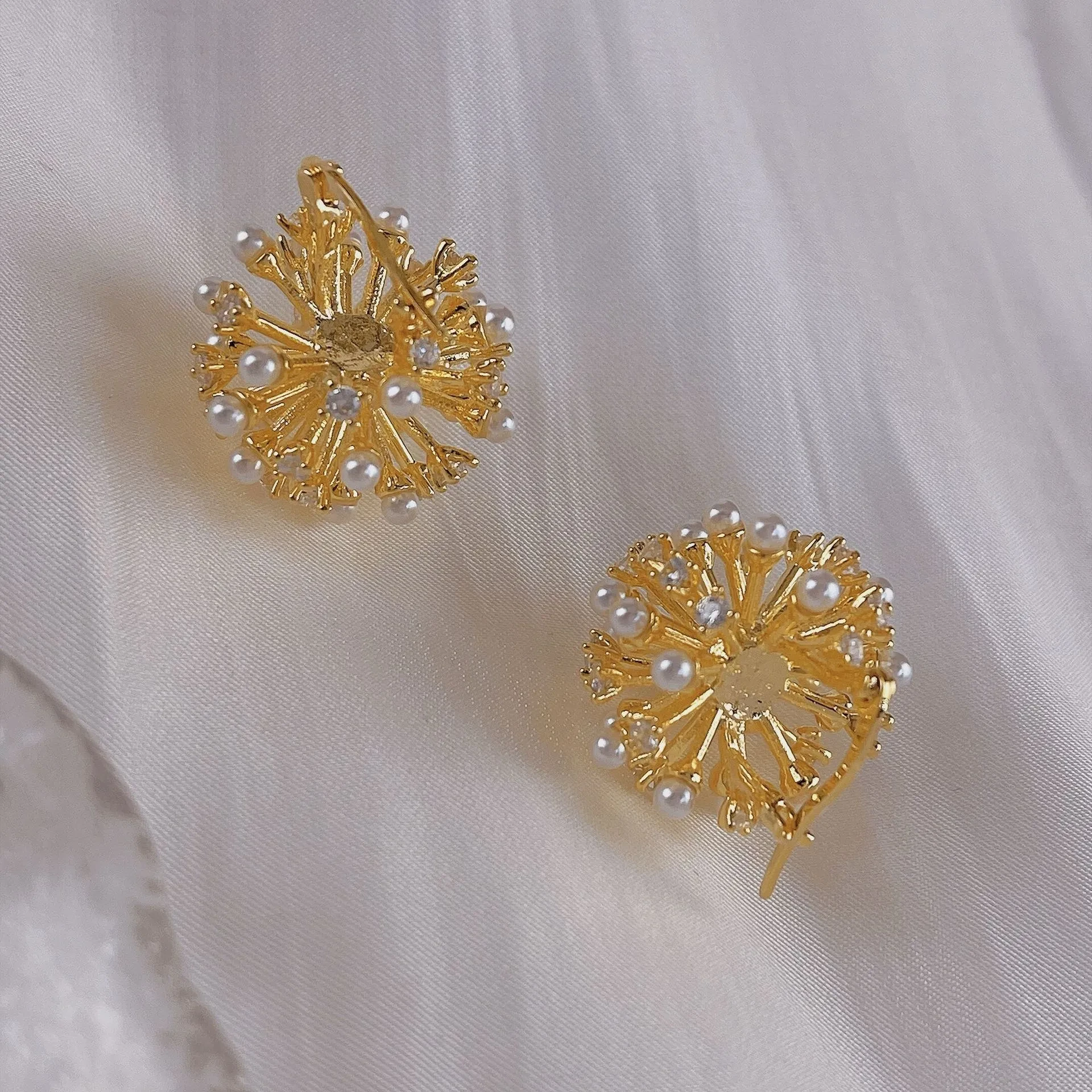Retro Unique Design Zircon Pearl Fireworks Ear Clip