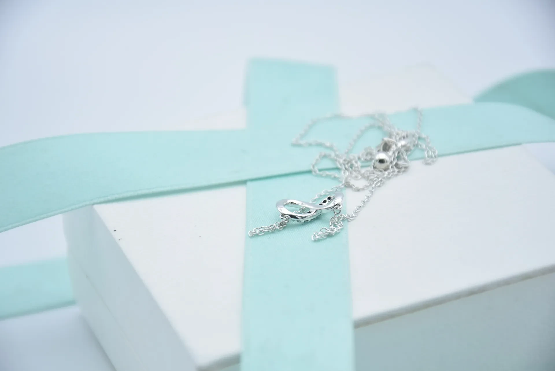8-shaped necklace pendant