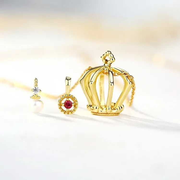 Gold crown pendant