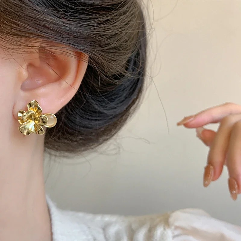 Women's Luxury Niche Design Golden Petal Ear Clips